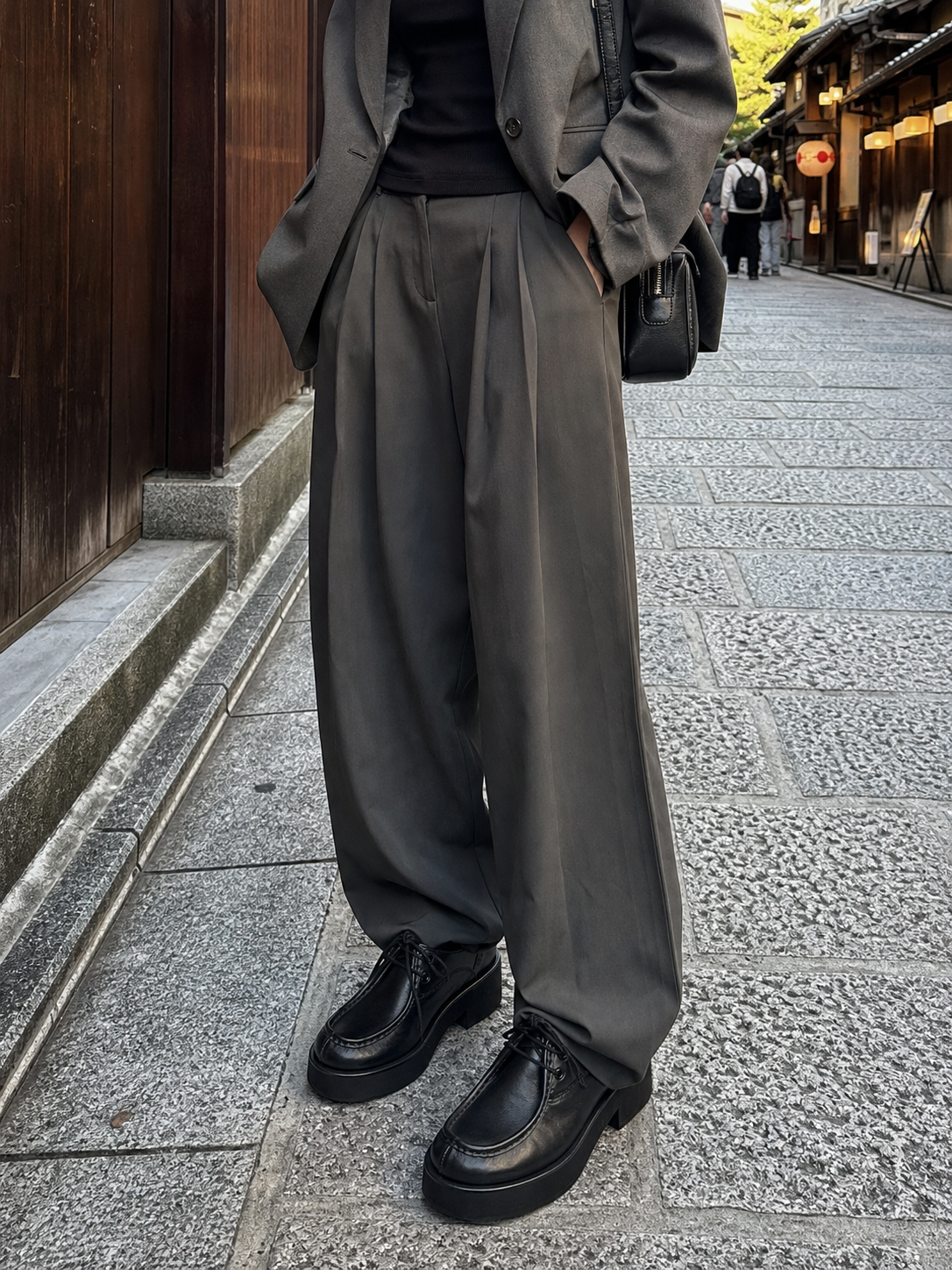 Lyon Black detail 4